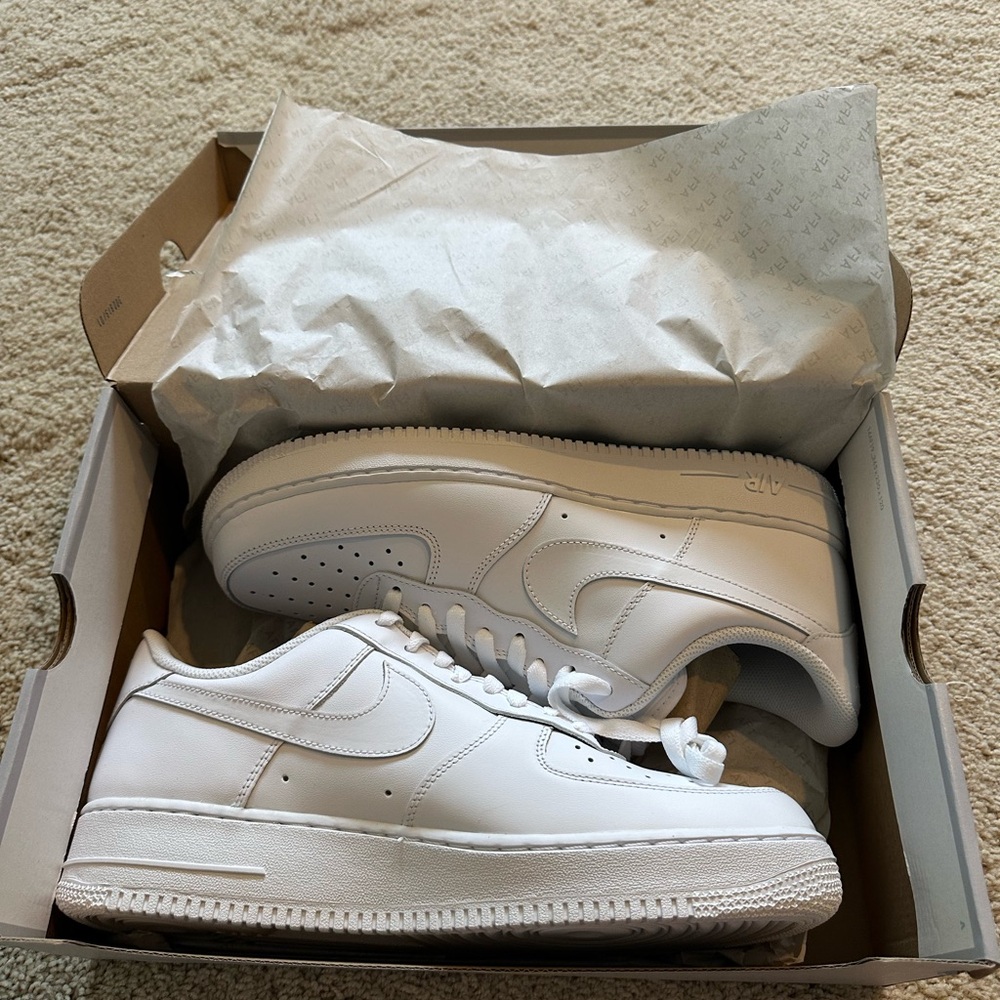 NEW IN BOX Nike AirForce1 White Sneakers Classic Design